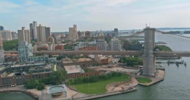Brooklyn Köprüsü 'ne Amerikan bayrağı, Doğu Nehri manzaralı Brooklyn New York City Skyline
