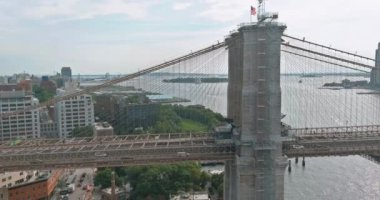 Brooklyn Köprüsü boyunca Brooklyn şehir merkezindeki gökdelen New York 'un hava manzarası.
