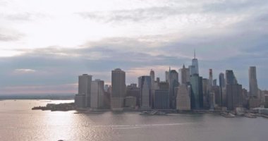 Manhattan ufuk çizgisi üzerindeki hava manzarası Hudson Nehri New York Şehri