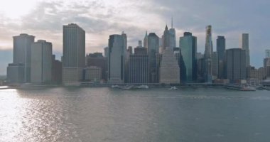 New York boyunca hava manzarası Manhattan 'daki güzel Amerikan tepeleri şehir merkezi gökdeleninde