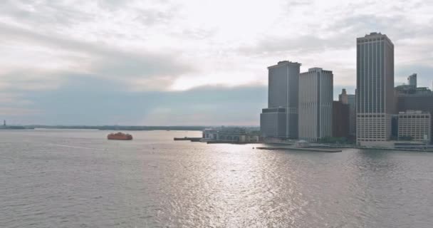 ニューヨーク・シティ・オブ・ハドソン川の下流｜マンハッタンのスカイライン-ニューヨーク — ストック動画