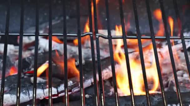 Grilling fogo flamejante com churrasqueiras pretas vazias com brilhante flamejante — Vídeo de Stock