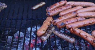 Ateşin üstünde ızgarada sosis.