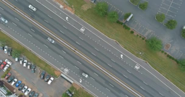 穿过靠近停车场的小镇的高速公路上的空中景观 — 图库视频影像