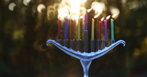 Religión de fiesta judía Hanukkah con velas candelabras menorah — Vídeo de stock