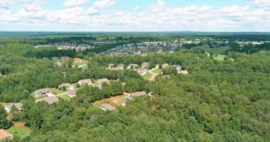 Güney Carolina 'da, Kaynayan Springs' teki küçük kasaba manzaralı yatılı çatı evleri.