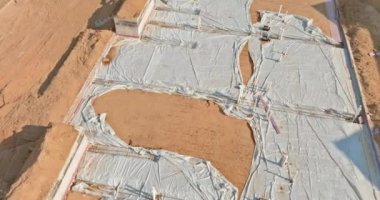 Boru kanalizasyonu için dünyanın yeni bir PVC plastik borusunun kurulumuyla ilgili drenaj sistemi ile çalışıyorum..