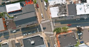 Hava manzaralı şehir manzarası. İlkbaharın başlarında evlerin küçük, uyuma alanı çatıları.