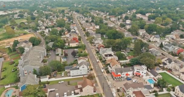 Вид на город Кейпорт с высоты на залив Нью-Джерси, США — стоковое видео