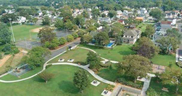 Vista panorámica de la pequeña ciudad paisaje suburbio casas zona de dormir techo casas en Keyport, NJ — Vídeos de Stock