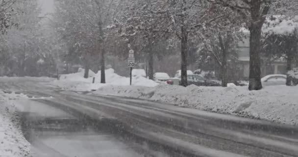 Strada paesaggistica invernale di una piccola città pavimentazione innevata Canada USA — Video Stock