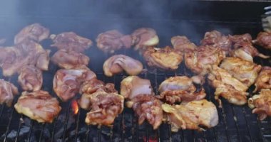 Teriyaki tavuğunu ateşte ızgarada pişirmek.