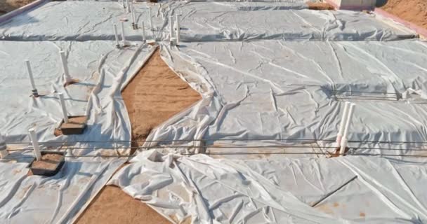 Σωλήνες αποστράγγισης PVC σε ένα νέο σπίτι σε πλάκα θεμελίωσης προετοιμασία για χύτευση σκυροδέματος — Αρχείο Βίντεο