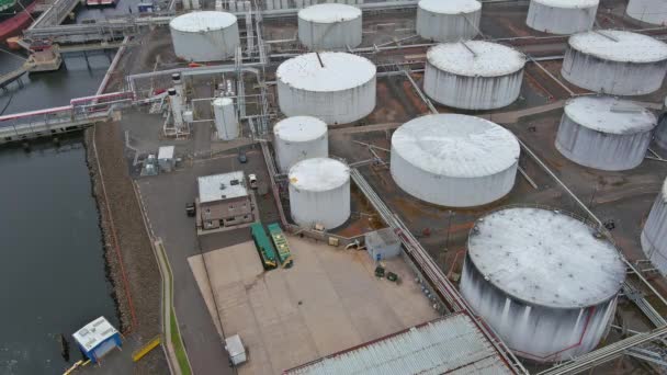 Büyük bir petrol depolama tankı olan hava manzaralı petrol rafinerisi — Stok video