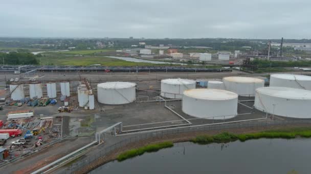 Oljeraffinaderi ovanifrån på industriområde av oljetank industriella oljeledningar en anläggning utrustningen — Stockvideo