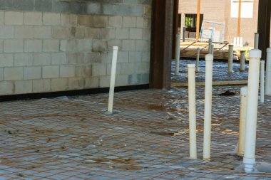 Plastik buhar bariyeri zemindeki tesisat pvc borularıyla kaplı.