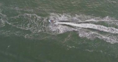 Jet ski yarışmacısı çok fazla sprey üretiyor.