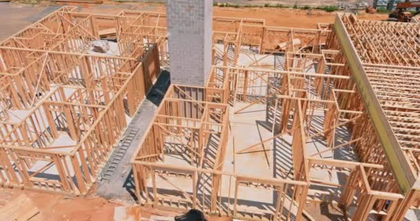 Estructura del marco del edificio de madera en un nuevo desarrollo — Vídeo de stock
