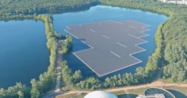 Vista aérea panorámica de la plataforma en los paneles solares flotantes del lago — Vídeos de Stock