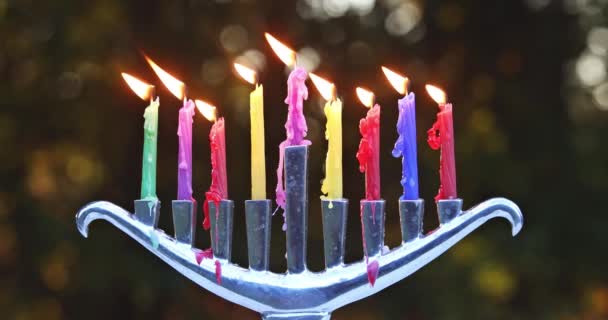 Menyalakan lilin di menorah untuk Hanukkah — Stok Video