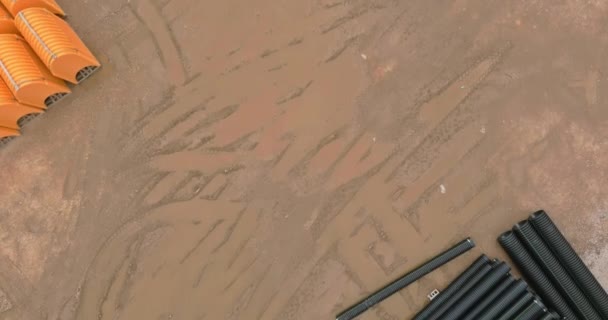 Vista panorâmica aérea no canteiro de obras de terraplenagem para vala de construção de esgoto para a colocação de sistema de drenagem de esgoto externo — Vídeo de Stock
