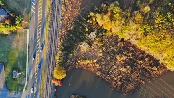 Reciclaje de metal del dron de trabajo industrial por encima de la vista en vagón ferroviario lleno de chatarra . — Vídeos de Stock