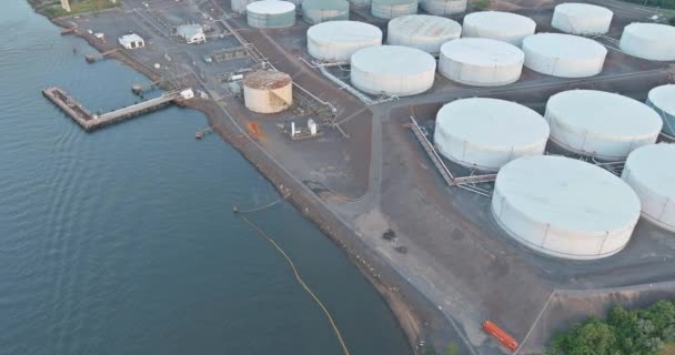 Průmyslová zóna průmyslových potrubí rafinérie ropy zařízení rafinace ropy — Stock video