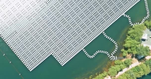 Bovenaanzicht vanuit de lucht van de elektriciteitsindustrie zonnepanelen op drijvend water hernieuwbare energie eco-technologie — Stockvideo