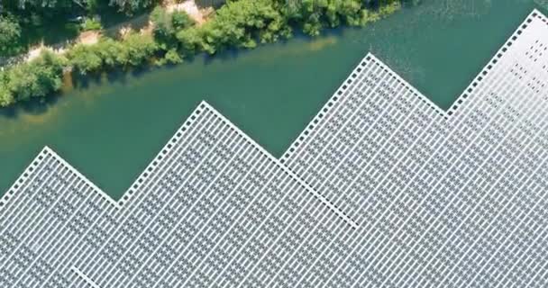 Vista aérea tecnología de energía renovable en paneles solares flotando en estanque — Vídeos de Stock