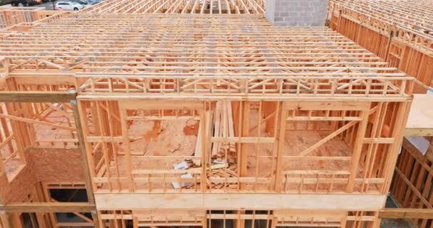 Exterieur met houten framelaag van nieuw huis in aanbouw — Stockvideo