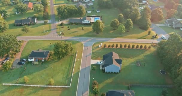 Vista aérea de los barrios residenciales en el hermoso paisaje urbano de la ciudad de Boiling Springs en Carolina del Sur EE.UU. — Vídeos de Stock