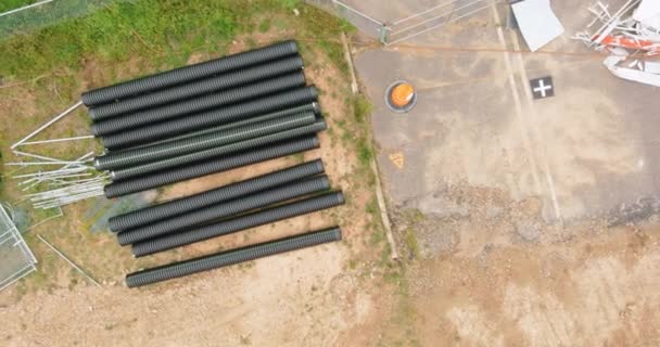 Пластиковые трубы из ПВХ, сложенные рядами на строительной площадке по реконструкции городской дренажной системы — стоковое видео