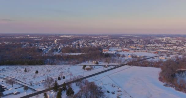 Paisaje invernal vista aérea de la pequeña ciudad patios residenciales azoteas cubiertas de nieve — Vídeo de stock