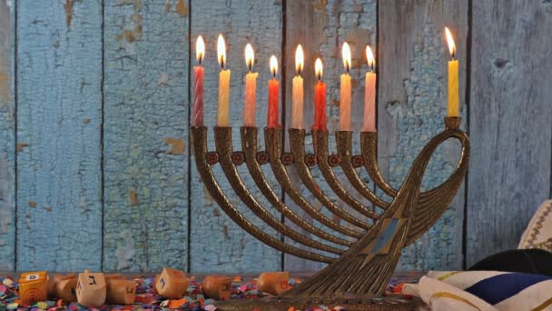 ハヌカはユダヤ教の伝統的な休日の燃えるメノアのシンボル — ストック動画