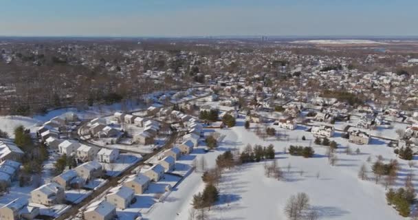 Εναέρια κορυφή άποψη townhouse οικισμό το χειμώνα χιόνι καλύπτονται στέγες των κατοικιών. — Αρχείο Βίντεο