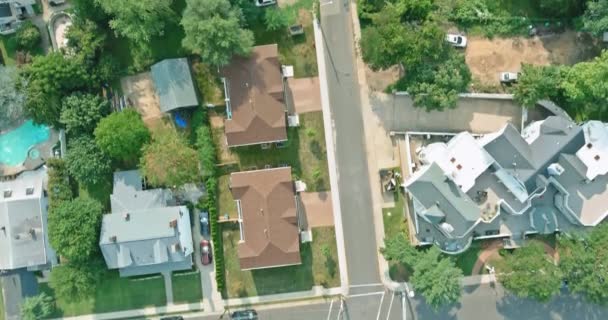Вид с воздуха с жилой спальной площади улице в районе Keyport города в Нью-Джерси США — стоковое видео