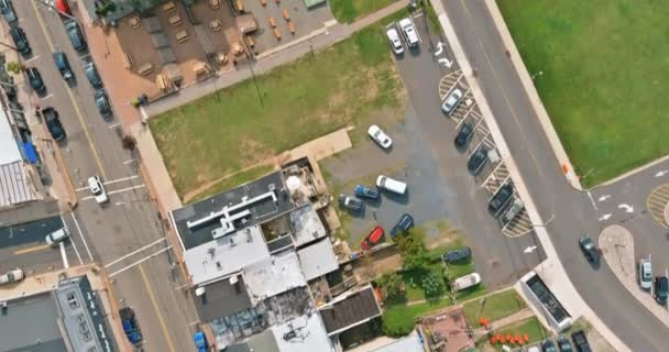 Vista aérea de Keyport pequeñas casas de pueblo en carretera en el paisaje desde la parte superior de la zona residencial cerca de la línea de costa del océano en Nueva Jersey — Vídeos de Stock