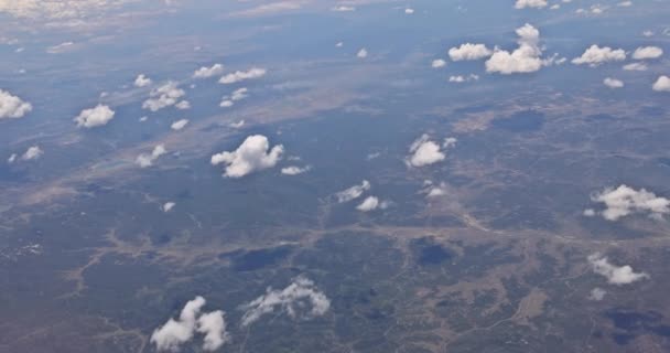 Översikt på flygplanet av fluffiga moln i natursköna landskapet i berget Arizona med bergskedjan — Stockvideo