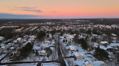 Üst manzara, karla kaplı çatılar, evler ve Amerika 'nın sokakları.