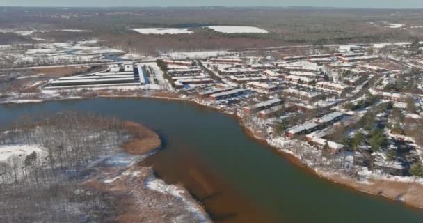 Paisagem de inverno vista aérea de pequenas cidades pátios residenciais telhado casas cobertas de neve — Vídeo de Stock