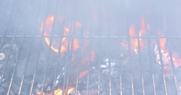 Гриль вогонь полум'я з порожніми чорними грилями барбекю з яскравим полум'ям — стокове відео