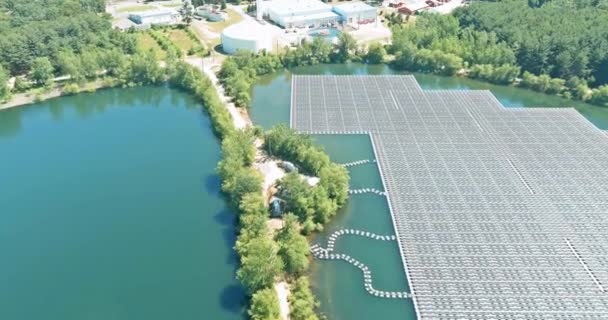Bovenaanzicht vanuit de lucht van duurzame energie eco-technologie elektrische energie-industrie zonnepanelen op drijvende in het meer — Stockvideo