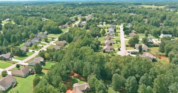 Amplio panorama, vista aérea con hermosos barrios residenciales y calles verdes en Boiling Springs South Carolina US — Vídeos de Stock