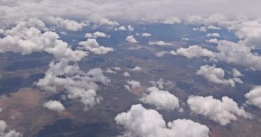 Kabarık bulutların üzerinden uçarken New Mexico 'dan ABD' yi terk et.
