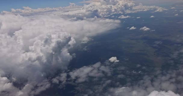 Vliegtuigen vliegen over landingszicht vanuit vliegtuigvenster prachtige lucht met wolken — Stockvideo