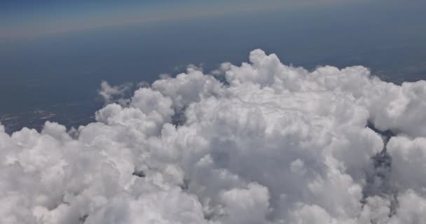 Yüksek bulutların altındaki açık mavi gökyüzü üst görünüm — Stok video