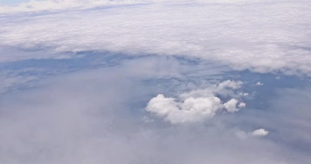 Úžasný výhled z oblohy letadla nad mraky — Stock video