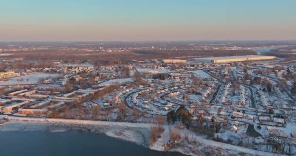 Vista aérea cubiertas de nieve techos de casas un día de invierno — Vídeo de stock