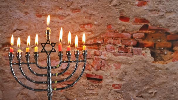 Luces judías fiesta de Hanukkah un símbolo de menorá en llamas del judaísmo fiesta tradicional — Vídeo de stock