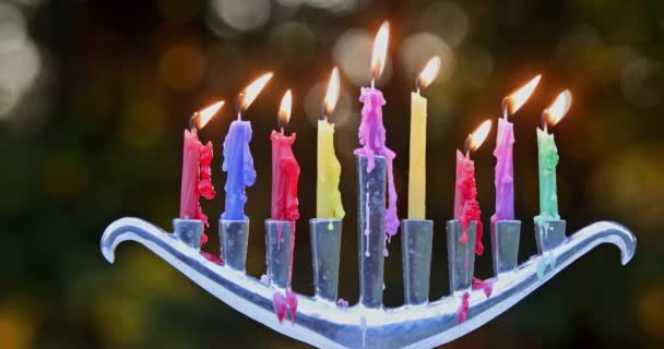 Luces judías fiesta de Hanukkah un símbolo de menorá en llamas del judaísmo fiesta tradicional — Vídeos de Stock